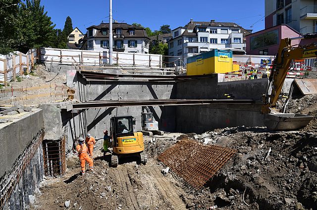 Die Baugrube der Baustelle Rigiplatz in Zürich