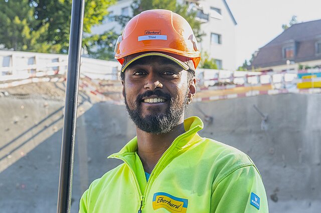 Thivithan arbeitet auf der Baustelle