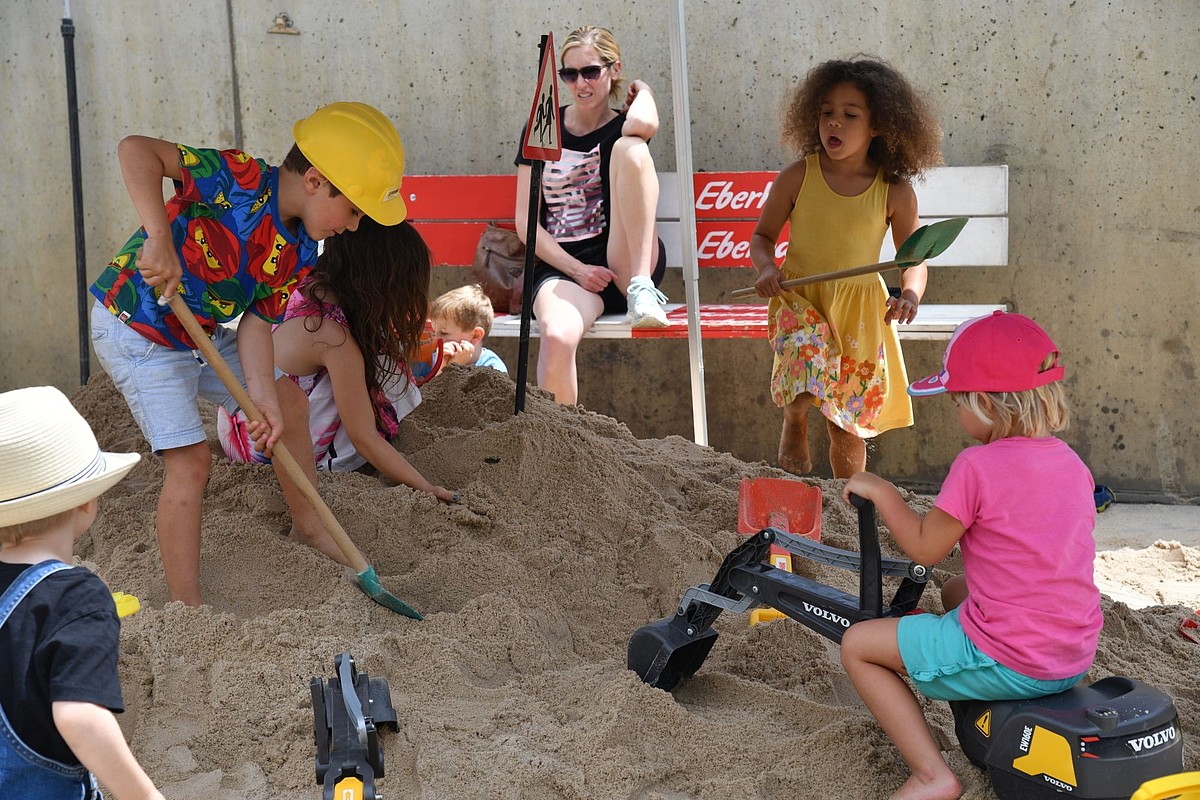 Kinder im Sandhaufen.