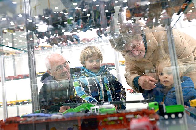 Eine Familie schaut sich die Modellausstellung im EBIANUM Baggermuseum in Fisibach an 