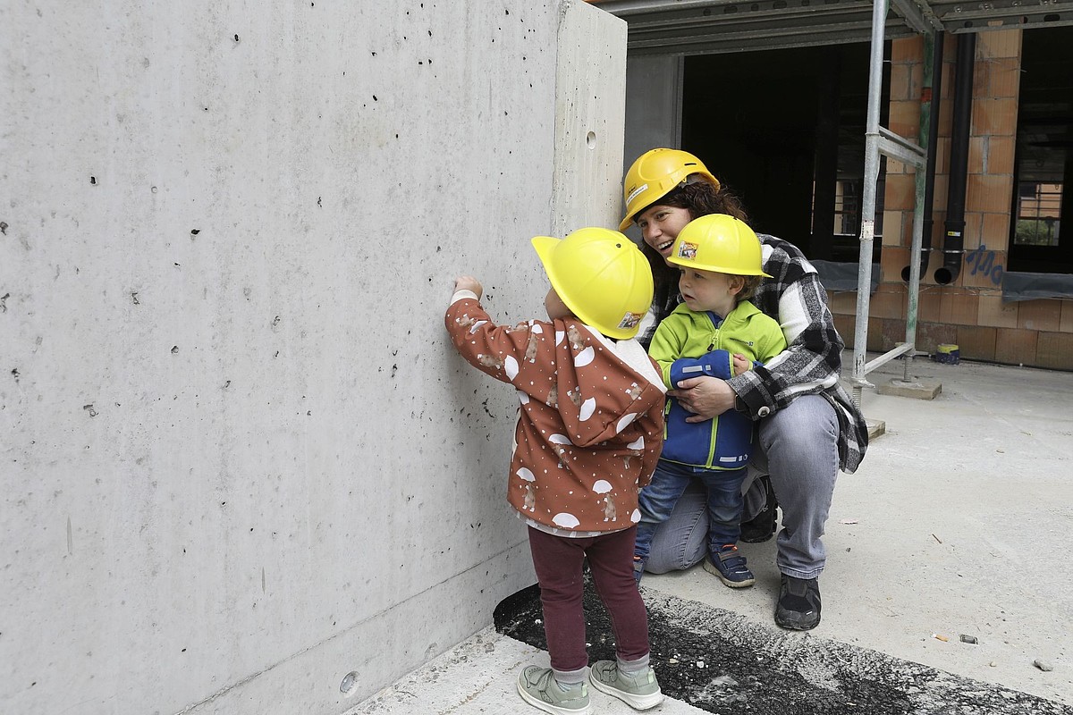 Kinder schauen Beton an.
