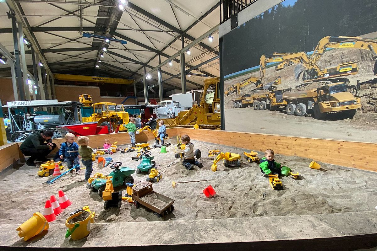 Kinder spielen im grossen Sandkasten im EBIANUM Baggermuseum in Fisibach